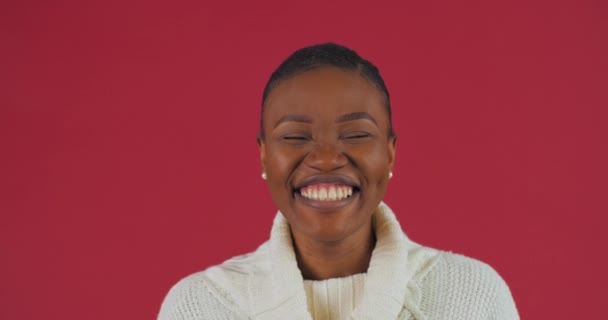 Estudio retrato close-up mujer contenta feliz cara sincera africana americana mujer riendo con dientes mostrando dientes blancos disfrutando de humor broma divertirse de pie sobre fondo rojo mirando a la cámara — Vídeos de Stock