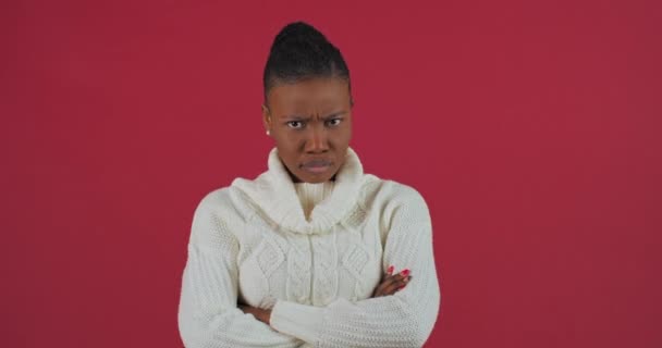 Studio porträtt på röd bakgrund afro amerikansk kvinna arg flicka korsar hennes armar säger nej visar förbud gest negativ attityd tecken negativ attityd symbol för oenighet vågor huvud i förnekelse — Stockvideo