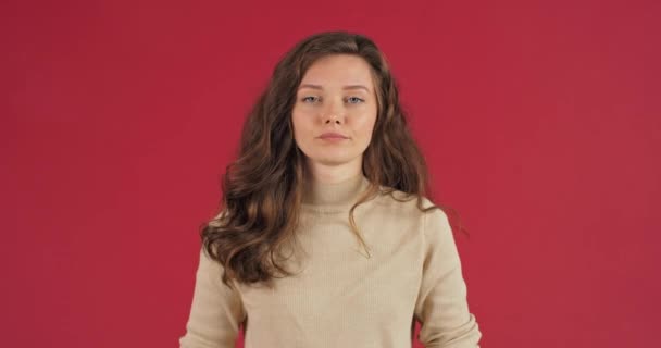 Studio portrait de mécontent jeune femme adulte en colère caucasienne fille millénaire avec les cheveux longs porte pull agite négativement la tête et le doigt fait geste de désaccord interdiction aucun symbole — Video