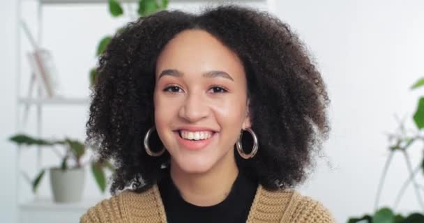 Portret z kamery Afroamerykańska dziewczyna z afro loki w domu sprawia, że wideo stref do jej najlepszego przyjaciela lub chłopaka uśmiecha się śmieje się z żartem humoru cieszy się rozmowy na czacie konferencyjnym online — Wideo stockowe