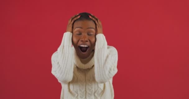 Genç Afrikalı Amerikalı etnik kadın kazanan izole edilmiş kırmızı arka planda durup gururla bağırıyor ve zaferi ve başarıyı kutluyor çok heyecanlı bir ifade, olumlu duygular haykırıyor. — Stok video