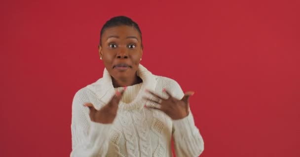 Studio πορτρέτο θυμωμένος εξοργισμένος αφροαμερικανός κορίτσι γυναίκα αγανακτισμένος κραυγές ενεργά κυματίζει τα χέρια gesturing εκφράζει αρνητική στάση τσακωμός κραυγές λέει κακές δυσάρεστες λέξεις, επιθετικότητα έννοια — Αρχείο Βίντεο