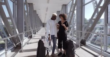 Afro-Amerikalı çift balayına çıkmış genç bir aile. İki arkadaş havaalanı terminalinde otelin haritaya baktığı yeri ve cep telefonu tartışmasını araştırıyor.
