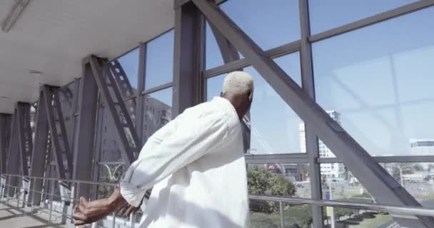 Cool actif à la mode afro-américain mec noir jeune homme beau adulte dansant à l'aéroport avec valise bagages profiter de la jeunesse passer à la musique faire sauter Voyage à l'étranger après verrouillage annulation — Video