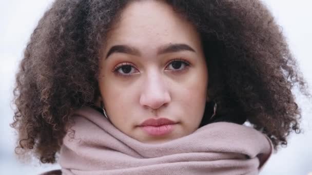 Close-up de triste rosto humano feminino com expressão ofendida olhando para a câmera, afro-americana menina mulher étnica se sente chateado por causa de problemas dúvidas usa lenço rosa no tempo frio exala vapor — Vídeo de Stock