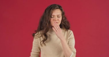 Üzgün, hasta, uzun saçlı, beyaz kağıt mendile sümküren beyaz burunlu, beyaz saçlı, çekici, hasta bir kız. Stüdyoda kırmızı arka planda duran çiçeklere ve toza karşı sezonluk alerjisi var.