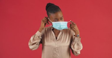 Stüdyo kadın portresi afro amerikan pozitif kadın hasta tıbbi cerrahi maske takıyor onaylanmış jest desteği gibi görünüyor solunum cihazı takmayı öneriyor.