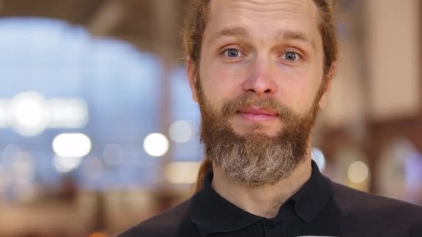 Retrato de homem barbudo Caucasiano cara de pé sozinho isolado olhando para a câmera sinceramente dente sorrindo amigável expressão masculina acenando com a cabeça afirma aprova respostas concorda sim recomenda gesto — Vídeo de Stock