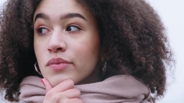Utomhus porträtt afroamerican flicka hålla hakan med handen kommer upp med idé planering framtid förlorad i tankar drömmar, sorgliga pensiv uttryck för kvinnligt mänskligt ansikte, dam tänker på problem — Stockvideo