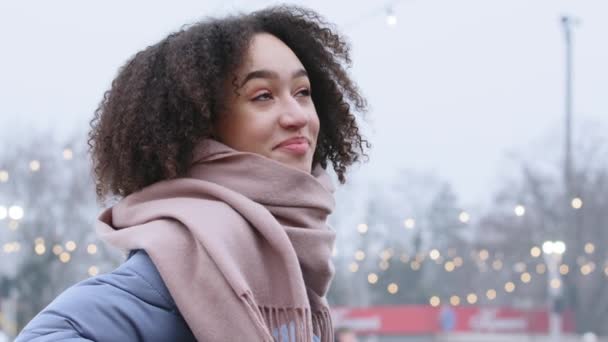 Portrét afro americká dívka teenager etnická žena v teplém stylovém outwear stojící venku dýchání studený vzduch snění smích se těší procházka v zimě město víkend při pohledu na kameru — Stock video