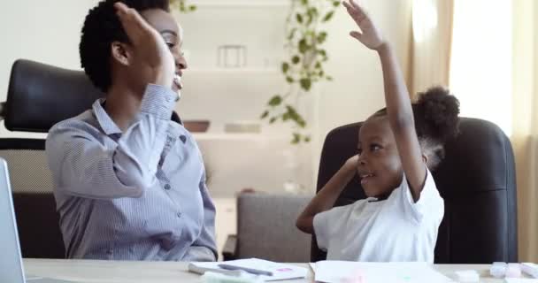 Joven madre maestra niñera mayor hermana afro americano negro mujer dando cinco a niño lindo preescolar chica hija haciendo tarea juntos con éxito haciendo prueba regocijo victoria celebrar triunfo — Vídeos de Stock