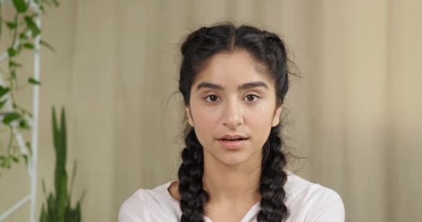 Retrato de la muchacha adolescente india caucásica con peinado elegante aprende noticias inesperadas abre la boca de par en par siente sorpresa cierra los labios con las manos hace gesto de miedo, concepto de problema — Vídeos de Stock