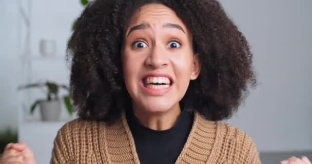 Portrett sint afro-amerikansk kvinne etnisk frustrert jente med krøller skrik fra stress spenninger føler håpløshet frykt frykt sjokk uttrykker gester raseri nært opp kvinnelig trist ansikt – stockvideo