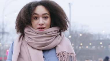 Açık hava portresi. Şaşırmış kadın. Afro-Amerikan kızı. İyi haber fırsatının şokunu yaşıyor.