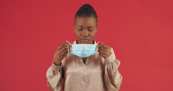 Studioporträt afrikanisch-amerikanisches Model mit medizinischer Styryl-Gesichtsmaske, die Daumen nach oben zeigt, wie Geste der Zustimmung, Beatmungsgerät während der Pandemie mit Coronavirus, Sicherheitskonzept — Stockvideo