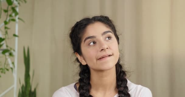 Pensive jonge indiase aziatische vrouw twintiger jaren oud met zwart kapsel poseren kijkt rond denkt dromen komt met creëert met ideeën opgeheven vinger omhoog met gelukkige emoties geïsoleerd indoor, dagdromen — Stockvideo
