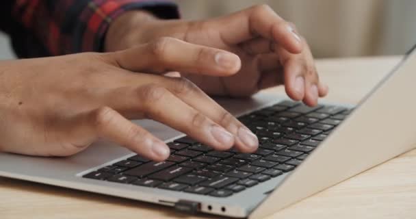 Feche as mãos de pele escura masculina dedos digitando e-mail trabalhando com laptop portátil à mesa no escritório em casa, raça mista afro freelancer ocupado com a atividade empresarial na rede. Pessoas e gadgets — Vídeo de Stock