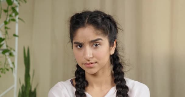 Portrét asijský indián žena bruneta mladá dívka s copánky účes při pohledu na kameru zklamaný cítí šok ze špatné informace zklamání dělá gesto ztráty kryt tvář s rukou — Stock video