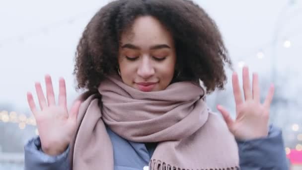 Éxito motivado entusiasta afroamericana chica en ropa interior caliente calentamiento en clima frío de pie en la calle moviendo sus manos brazos haciendo movimientos rítmicos que muestran la danza mirando a la cámara — Vídeos de Stock