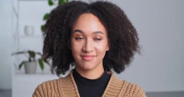 Pozitif kadın yüz ifadesinin portresi Afro-Amerikan kadın, duyduklarıyla aynı fikirde. Destekleyen dalgaların kafa sallaması, onay sembolü tavsiyesi gibi göstergeler gösteriyor.