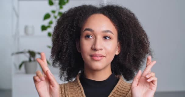 Retrato de sorrir afro-americana mulher étnica sorri cruza dedos sonhando fortemente desejos pede a Deus uma oportunidade de ajuda esperanças de boa sorte sucesso triunfo vitória, conceito de expectativa — Vídeo de Stock