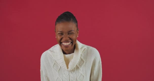 Hovedet skudt henrykt årtusinde afro amerikansk kvinde griner på sjov joke følelse begejstret glæde glad høre fantastiske gode nyheder ser på kameraet oprigtigt smil, isoleret på rød studie baggrund – Stock-video