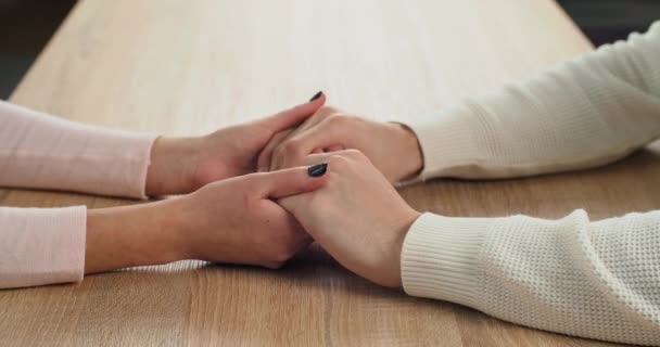 Close-up de mãos femininas e masculinas se conectar. Amante namorada acalma chateado namorado confortavelmente acaricia suas palmas dá apoio psicológico ao homem doente, afeto casal caucasiano, linguagem corporal — Vídeo de Stock