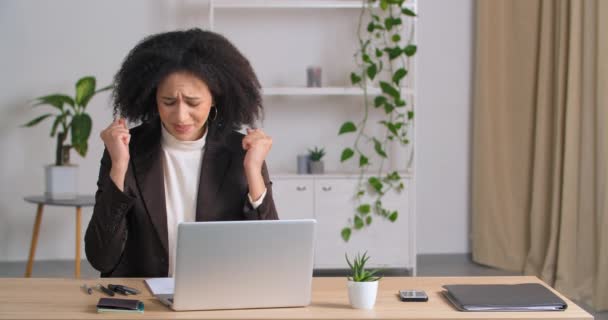 Afro amerikai üzletasszony nézi laptop elveszti érzés stressz szomorúság bánat miatt a rossz hír legyőzte az online aukción, hogy késik jegyet szenved hiba számítógépes rendszer feladja — Stock videók