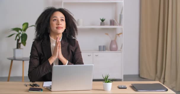 Afro américaine mixte race femme d'affaires étudiant assis à la table avec ordinateur portable se sentant fatigué plie les mains paumes dans la supplication prier demander espoir pour la chance aider le destin de bons résultats promotion au travail — Video