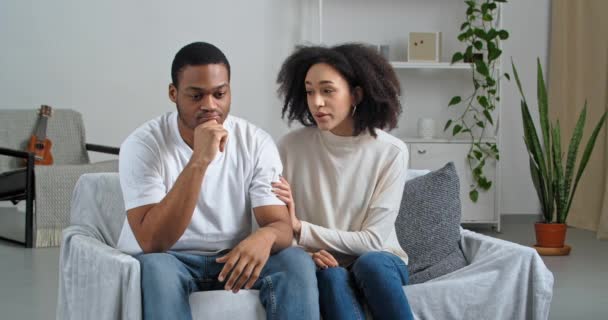 Close up afetuosa jovem afro-americana acalma conforta amado homem étnico mostrando amor e cuidado com o marido triste. preocupação milenar namorada dando ajuda psicológica para infeliz namorado — Vídeo de Stock