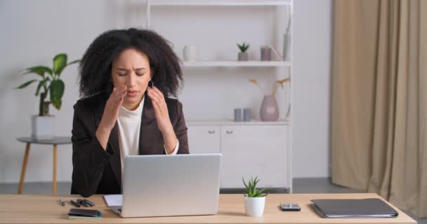Jonge afro-Amerikaanse zakenvrouw krullend meisje student freelancer ontvangt e-mail met slechte resultaten medische tests weigering van nieuwe baan leest negatief nieuws op zoek naar laptop gevoel gefrustreerde stress — Stockvideo