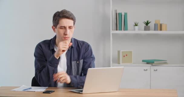 Figyelmes szabadúszó Y-generációs srác üzletember gondolkodik online szolgáltatás probléma laptop. Súlyos kétes férfi ül otthon office desk figyelembe véve a pénzügyi kockázatok, hogy nehéz döntés — Stock videók