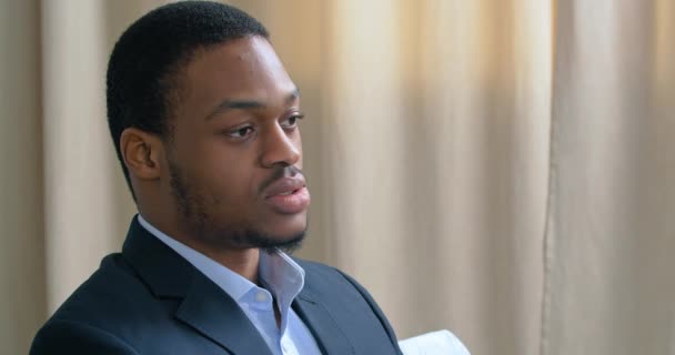 Portrait d'homme d'affaires, vue de côté afro-américain patron homme en costume élégant assis dans le bureau résout les problèmes discute traite avec l'expression sérieuse consulte avec psychiatre soupire fortement croise les bras — Video