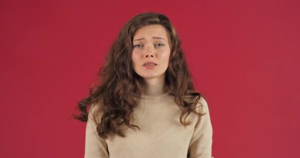 Γυναικείο πορτρέτο στούντιο, θυμωμένος καυκάσιος γυναίκα απογοητευμένοι κορίτσι κραυγές από τα προβλήματα έντασης άγχος αισθάνεται φρίκη απελπισία φόβο έκπληξη σοκ εκφράζει χειρονομίες οργή στέκεται κοντά στο κόκκινο φόντο — Αρχείο Βίντεο