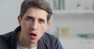 Yakından erkek yüzü, adam diyetini bozar. Elinde yüksek kalorili, sağlıksız, ambalajlı çikolatayla tatlılık ister. Şeker tatlıdır, tatlılık ister.