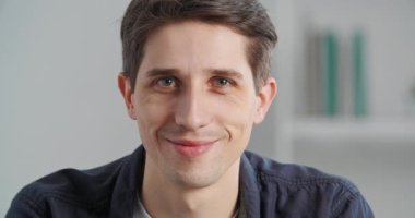 Yakın arkadaş canlısı erkek yüzü, mavi gözlü kameraya bakıyor, 30 'lu yaşların beyaz erkek portresi, bin yıllık patron öğrenci samimi bir şekilde gülümsüyor.