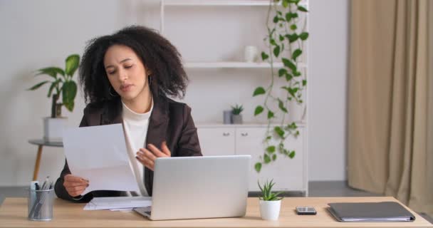 Afroamericana mujer de negocios recibe carta de banco lee información malos resultados se molesta siente resentimiento frustrado ve encuentra error en informe financiero arroja fuera de mecanografía de documentos en el portátil — Vídeos de Stock