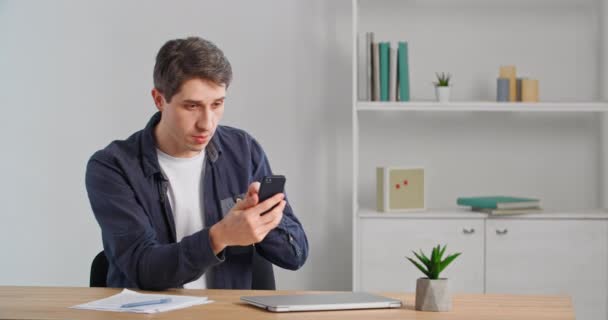 Grave uomo emotivo che parla nello schermo della webcam del telefono cellulare facendo videoconferenza online seduta a tavola gesticolando e contando sulle dita per discutere di affari, comunicazione remota — Video Stock