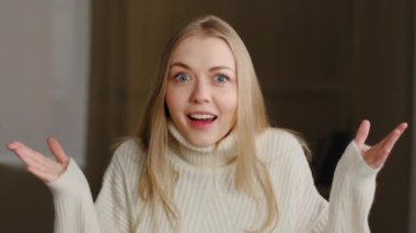 Hevesli, mutlu, beyaz kadın modelin portresi. Şaşırmış yüz ifadesi ile. Zafer sevinçle, zıplayarak, zafer jesti yaparak, sevinçle bağırarak.