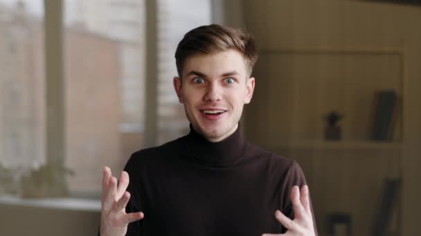 Portrait d'un jeune homme d'affaires heureux et gagnant du millénaire criant de joie, se réjouissant de gagner, faisant un geste de victoire avec ses mains, célébrant le triomphe de la réalisation des objectifs, ressentant de l'euphorie — Video