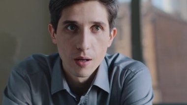 Yakın plan erkek dalgın surat, beyaz portre kafası karışık iş adamı ofiste derin düşüncelere dalmış, anıları anımsıyor, plan yapmak işaret parmağını kaldırıyor, bir fikir üretiyor.