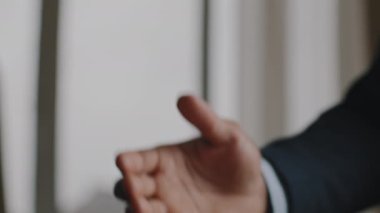 İnsan vücudunun en yakın kısmında iki adam ofiste tokalaşır, başarılı bir sözleşme imzalar, dostça bir ortaklık konsepti, çok ırklı iş adamları kapalı mekanlarda silah hareketiyle selamlaşır.