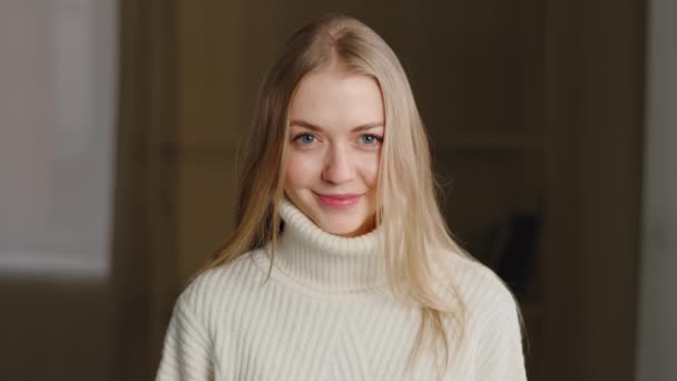 Portrait of successful beautiful caucasian millennial girl wearing white sweater, posing looking at camera, waving her head positively, answering yes. Close-up blonde woman nods approvingly, smiling — Vídeo de Stock