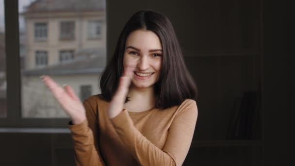 Portræt kaukasiske unge pige teenager kaukasisk model smilende ser på kameraet forklædt alene hjemme indendørs klapper hænder, klapper hænder, priser sejr påskønnelse, udtrykker glæde taknemmelighed – Stock-video