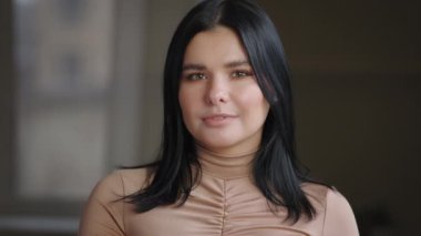 Meksikalı genç ve tombul bir kadının portresi parmağıyla ağzının kenarını işaret ediyor, Brezilyalı büyük beden kız sessiz bir jest yapıyor, gizli işaret göstererek gizli bilgiler hakkında sessiz kalmak istiyor.