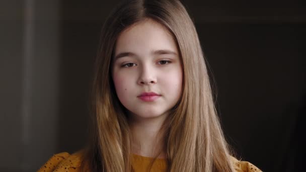 Portret van verdrietig eenzame overstuur Kaukasische student schoolmeisje die alleen in de kamer naar beneden kijken gevoel gestrest van problemen. close-up bezorgd vrouwelijk gezicht, een tiener meisje dochter denken over problemen — Stockvideo
