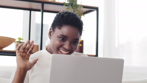 Πορτρέτο της αφρικανικής κορίτσι μιλάει με φίλους οικογένεια φίλο εξ αποστάσεως από το σπίτι, χρησιμοποιώντας online εφαρμογή βίντεο chat. Μαύρη Αφρικανή που κάνει online call conference, χαιρετώντας την κάμερα — Αρχείο Βίντεο