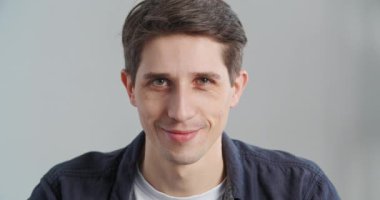 Yakın plan maskeli erkek yüzü, Kafkasya 'nın bin yıllık iş adamı serbest çalışan 30' lu yaşlarda evde yaşayan orta yaşlı bir adam enfeksiyon virüsünden korunan mavi maske takıyor ve kameraya bakıyor.