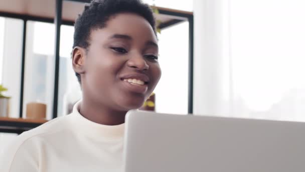 Retrato de mujer afroamericana freelance estudiante profesor utilizando el ordenador portátil para la webcam remota en línea conversación desde casa. Afro negro mujer saludando mano hola hablando en video llamada conferencia chat — Vídeos de Stock