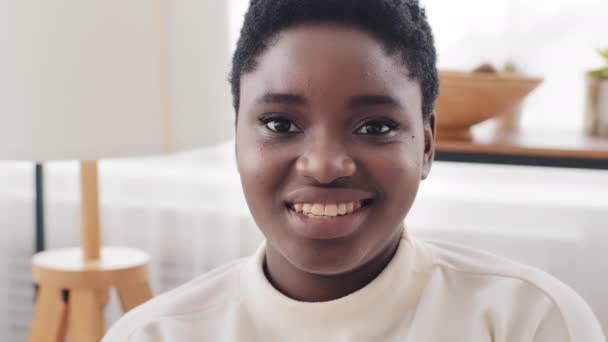 Genç afro amerikan milenyumu portresi — Stok video